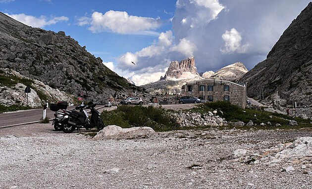 Passo Valparola, pevnost, v pozad hora Averau