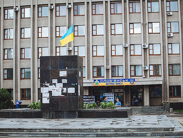 Radnice a piedestal pomnku Lenina, Sloviansk