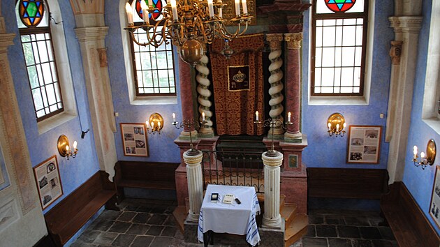 Interir synagogy. Pohled z ensk galerie