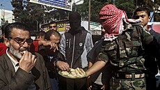 Fatah rozdv pamlsky na oslavu smrti manel