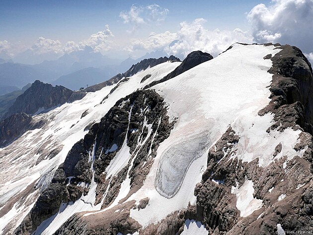 Marmolada - vpravo Punta Penia, vlevo Punta Serauta