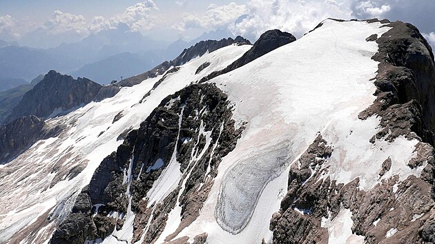 Marmolada - vpravo Punta Penia, vlevo Punta Serauta