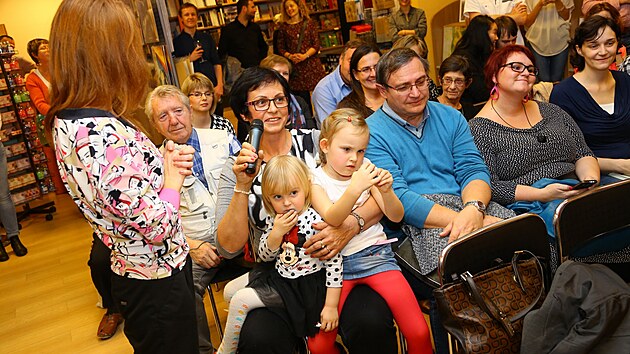 Pozorn publikum, s mikrofonem autorina maminka. "Kdysi jsem mla spisovatelsk ambice, tak jsem te pyn, e mi je Zuzka splnila alespo takhle," pravila s vnukami na kln. 