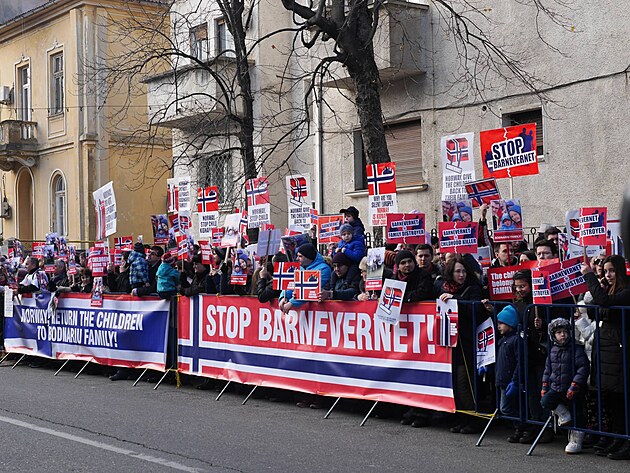 Fotky z dnen bouliv demonstrace. ped norskou ambasdou v Bukureti na podporu rodiny Bodnariu 