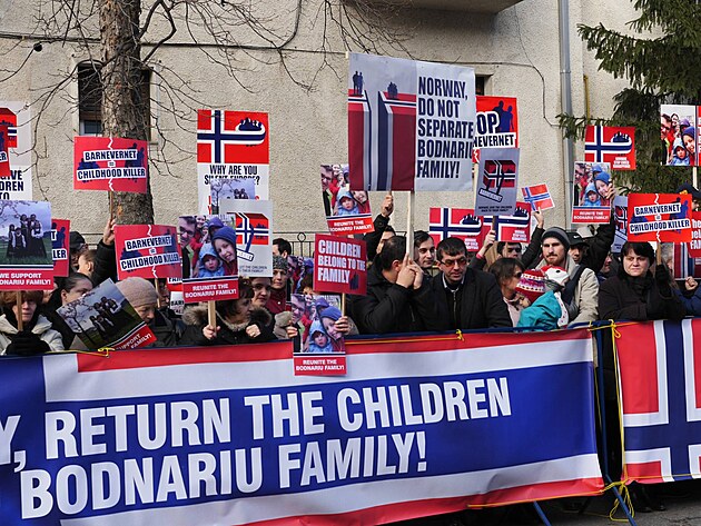 Fotky z dnen bouliv demonstrace ped norskou ambasdou v Bukureti na podporu rodiny Bodnariu. 