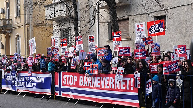 Fotky z dnen bouliv demonstrace. ped norskou ambasdou v Bukureti na podporu rodiny Bodnariu 