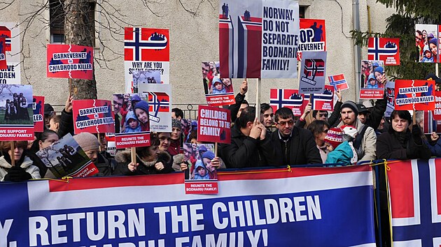 Fotky z dnen bouliv demonstrace ped norskou ambasdou v Bukureti na podporu rodiny Bodnariu. 