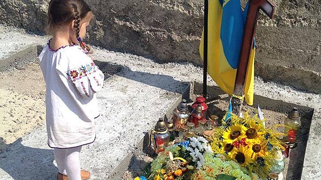 Ukrajinsk holika nad hrobem svho otce