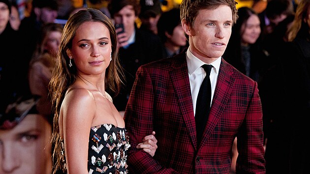 Hereka Alicia Vikander po boku Eddieho Redmaynea na londnsk premie jejich filmu "Dnsk dvka"