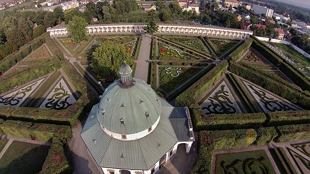 Centrln pavilon - rotunda m neuviteln kouzlo. A taky si tady mete lmat hlavu - z kupole vis foucaultovo kyvadlo.