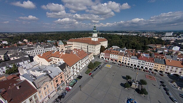 Pohled na Arcibiskupsk zmek. Za nm je druh ze zahrad - Podzmeck. Tu jet dron "nevidl".