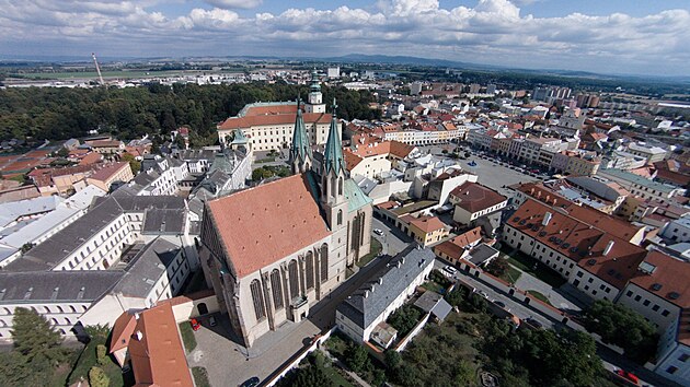 Pohled na kostel Svatho Moice. Zmek je tentokrt v pozad