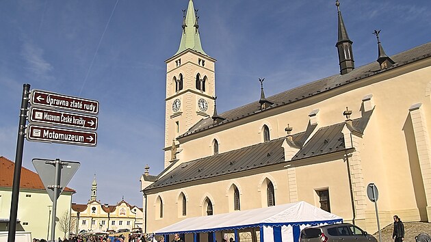 Nmst v Kaperskch Horch vvod kostel sv. Markty. O velikonocch zabrali st nmst trhovci.
