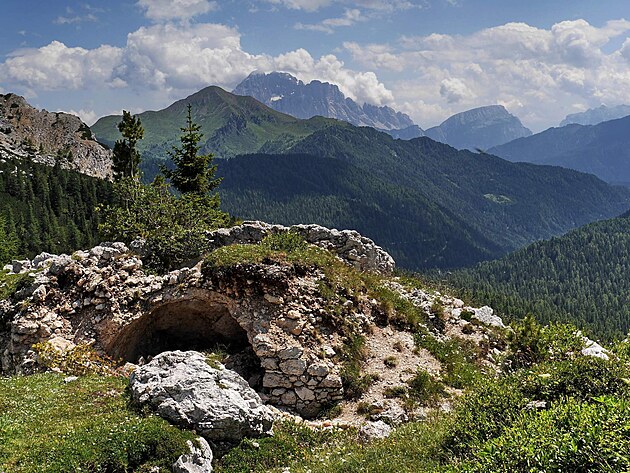 Edelweiss Stellung - nezrestaurovan st zkop a vhled na Monte Pore a Civettu