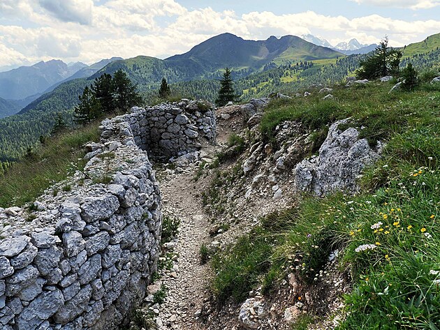 Zkop v Edelweiss Stellung, v pozad Col di Lana