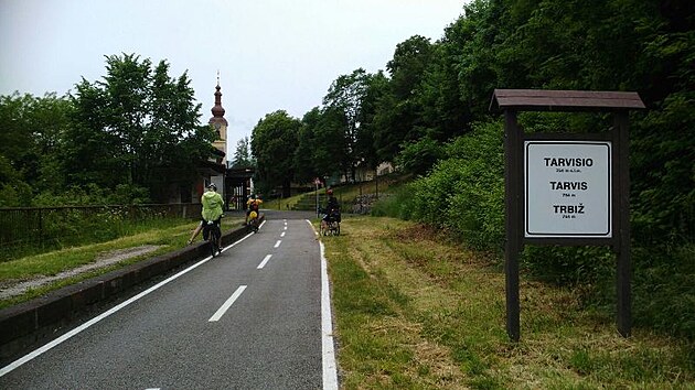 Zatek cyklostrasy na italskm zem. Ale ekalo ns jet pr kilometr do kopce, mrnho.