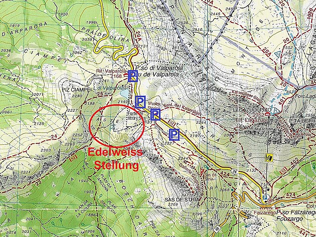 Vez z mapy Tabacco s vyznaenm polohy Edelweiss Stellung/Poztazione Edelweiss (erven ovl) a parkoviti (P)