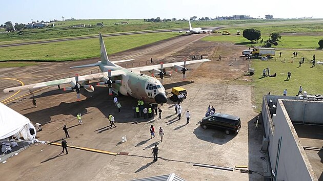 Ministersk pedseda pistl na letiti v Entebbe