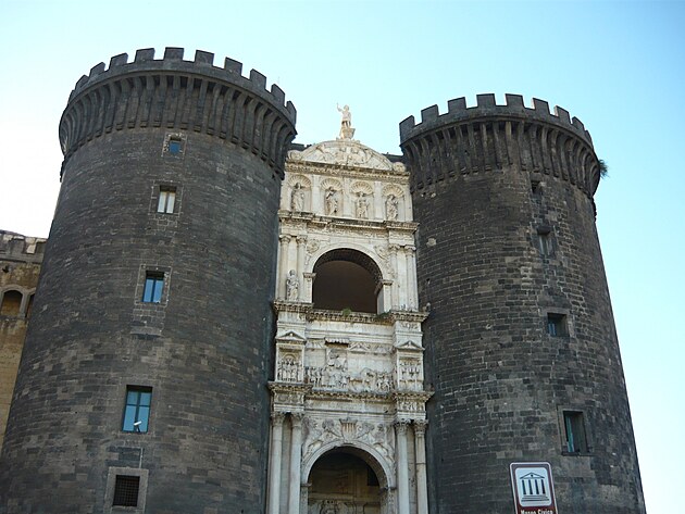 Pak se ped nmi vyploupnul majesttn hrad Castel Nuovo, vypadal nedobytn...