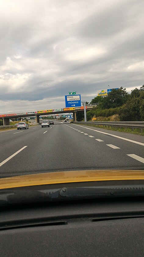 Typická chyba při jízdě v jízdních pruzích na dálnici o třech pruzích.