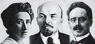 Gnius V. I. Lenin s nmeckmi revolucioni, leny svazu Spartakus, zakladateli Komunistick strany Nmecka a muenky Rzou Luxemburgovou a Karlem Liebknechtem.