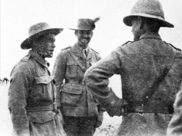 General sir Ian Hamilton a Billy Sing pi pedn vyznamenn v srpnu 1916