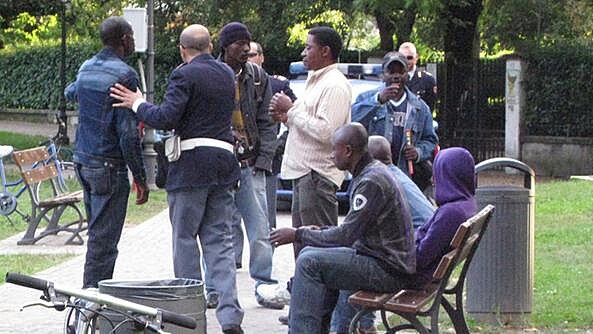 Imigranti v parku Campo Marzio , Vicenza ( Italia).