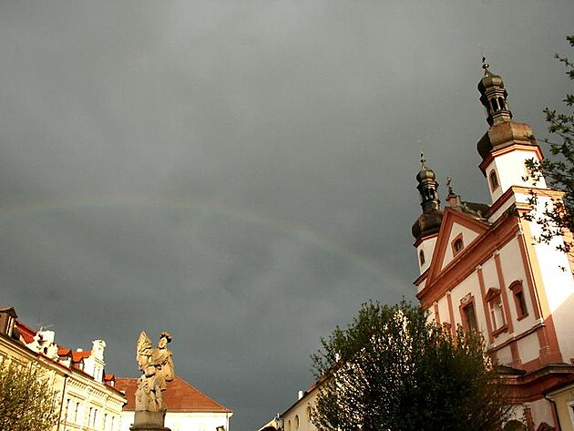 Duha se klene nad Chomutovem, vpravo kostel sv. Ignce