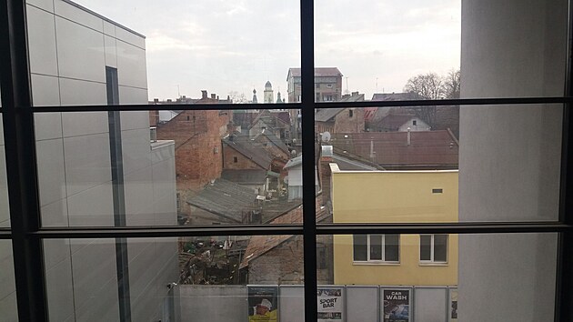 Pohled z okna obchodnho domu nedaleko trnice na domy ve patnm stavu