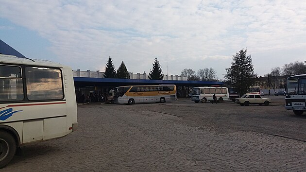 Autobusov ndra v Mukaevu a autobus spolenosti Leo Express na stanoviti