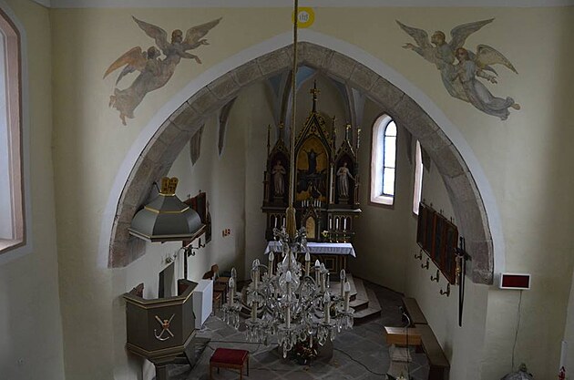 interir kostela, pohled z oratoe