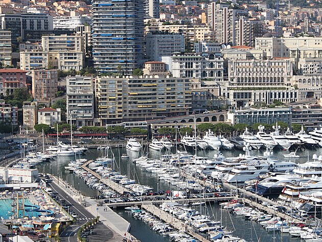 Ti nejbohat v Monaku samozejm parkuj i s jachtou