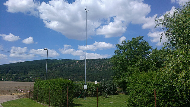 Souasn standardn meteorologick stanice s dlouhm storem, na kterm je instalovn pstroj na men rychlosti a smru vtru.