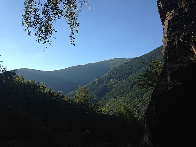 Cesta od penzionu Pelikn v Koutech je sice nejkrat, ale jen pro otrl mountain bikery. I kdy ty vhledy za tu dinu prost stoj.