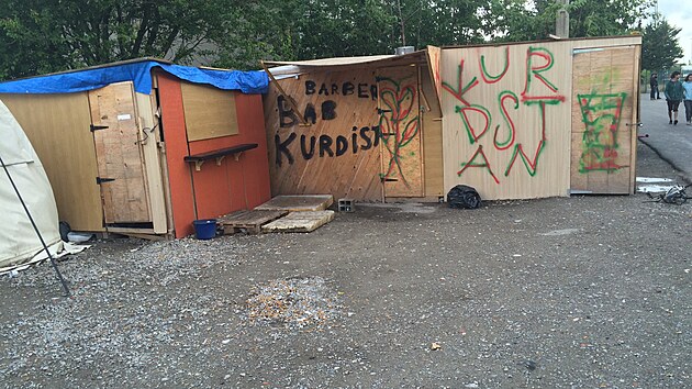 Uprchlick� t�bor Grande-Synthe poskytuje 