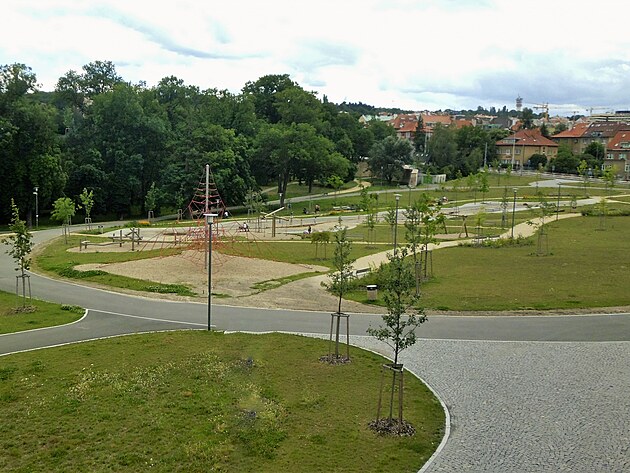 A jet jeden celkov pohled na Park Maxe van der Stoela s kamennm potkem a dtskm hitm.