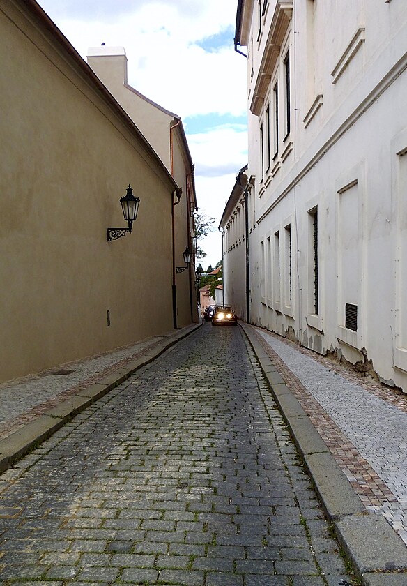 Cestou z Pohoelce k Hradu je i tato ulika, kterou prv pijdj dva historick automobily, kter voz po Praze turisty.