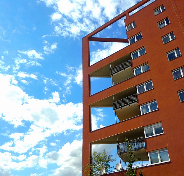 "Avantgardn" architektura panelku na barrandovskm sdliti.