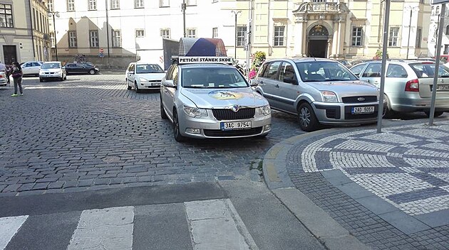 Taxiksk pedk Ponert parkuje na lut..