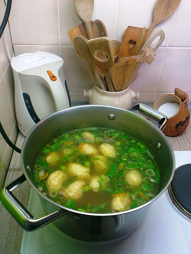 Nakonec jsem pomoc� l�i�ky ud�lala noky (hotov� jsou, kdy� vyplavou) a p�idala do pol�vky je�t� posekanou jarn� cibulku. 