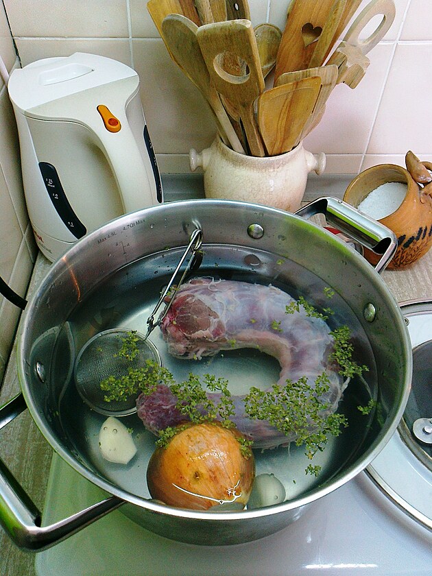 �oupla jsem to do vody, nasypala k tomu je�t� su�enou petr�elovou na� a ��dn� pod t�m zatopila.