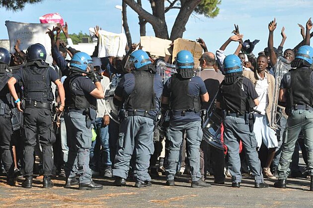 Policie zastavuje vzbouel migranty ve Ventimiglia.