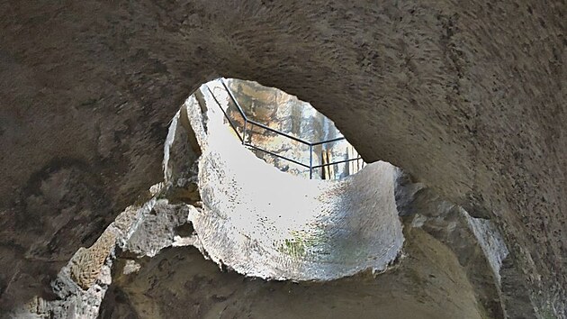 Symbolický otvor směřující k nebi je přímo v hradní kapli. Dnes se tady pořádají koncerty při svíčkách