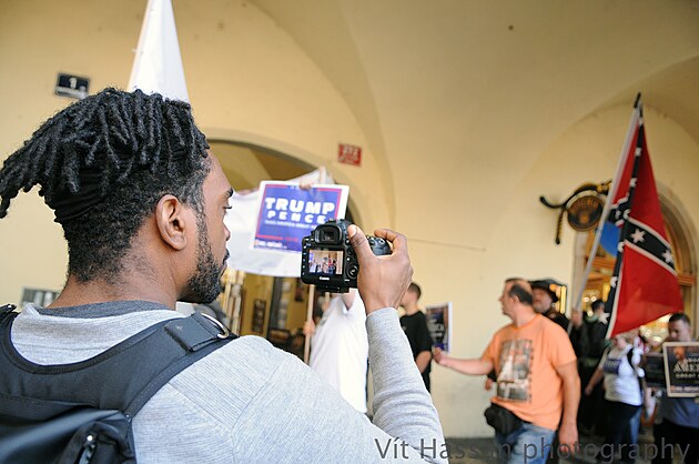 ernosk turista si fotografuje vlajku jiansk Konfederace.