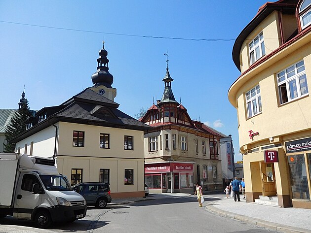 Budova vlevo - CHKO Beskydy. Snad 200 let star.