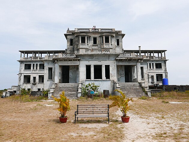 Bokor Palace Hotel z pohledu od zlivu