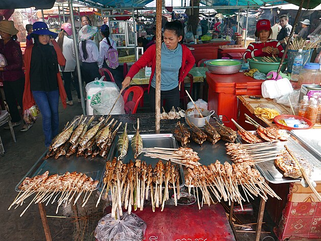 Grilovan ryby na marketu v Kepu