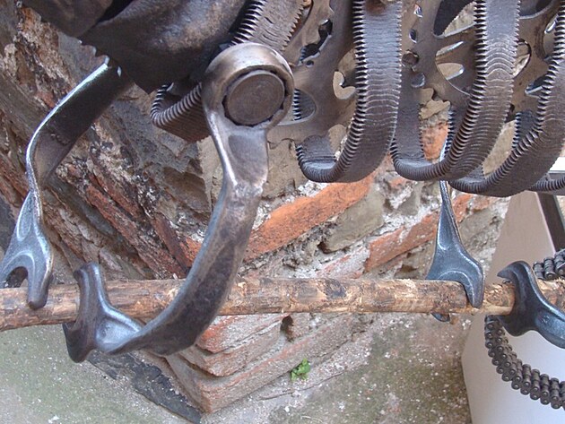 Nohy jsou ud�l�ny z kl���, ocas ze �et�zu