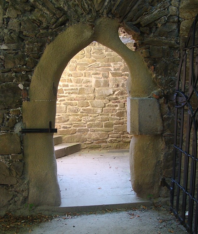 Po otev�en� zjist�me, �e st�kaj�c� voda zaj�mav� tvarovala ost�n� branky.