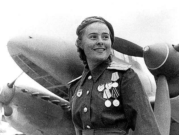 Marina Raskova - hrdina SSSR a dstojnk NKVD... Zakladatelka nonch arodjnic.